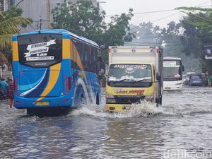 Banjir di Jalan Kopo Bandung, Sejumlah Motor Mogok