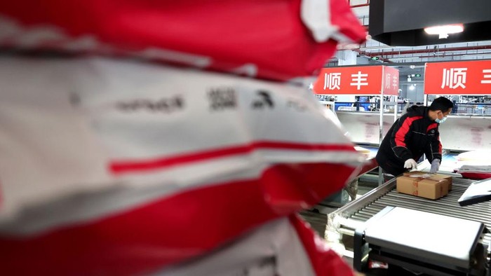 Pesta belanja online 12 12 di China telah usai. Kini kesibukan mulai terjadi di gudang logistik karena kebanjiran paket.