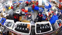 Para karyawan mengemas paket ekspres di kawasan industri e-commerce di Lianyungang, Provinsi Jiangsu, Tiongkok. VCG/VCG via Getty Images.