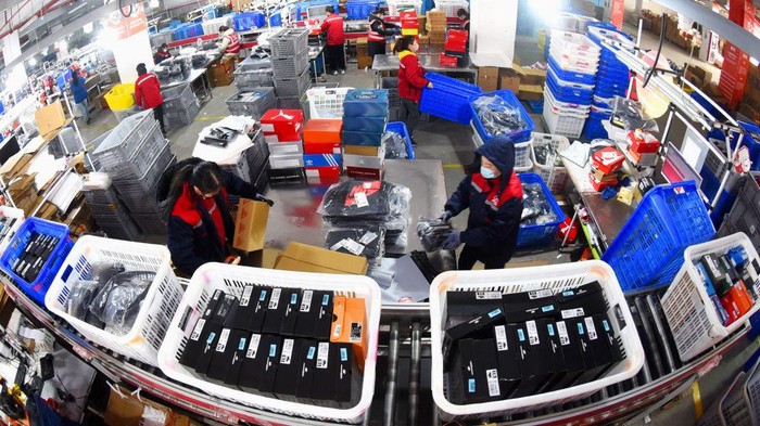 Banjir Paket di Gudang Logistik Usai Pesta Belanja Online 12 12 Pesta belanja online 12 12 di China telah usai. Kini kesibukan mulai terjadi di gudang logistik karena kebanjiran paket.