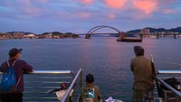 Sejumlah warga menonton dari kejauhan jembatan yang baru saja dibuka tersebut.