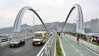 Kini kendaraan bisa melintas di jembatan tersebut.