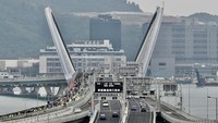 Jembatan ini terdiri dari jalan raya, jalur pejalan kaki, dan jalur sepeda.