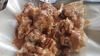 Warung makan batagor enak juga ada di Jalan Ciater Raya, Serpong. Namanya Batagor Akang 165, penjualnya menggunakan gerobak di pinggir jalan. Seporsinya terdiri dari batagor kering dan tahu goreng, dibanderol mulai dari Rp 10.000-an. Foto: Instagram/Google Review