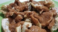 Bisa mampir ke Siomay Batagor BSR di kawasan Sukmajaya, Depok. Warung makannya sederhana, hanya bisa ditempati 10 orang saja kalau makan di tempat. Batagor di sini juara sekali saus kacangnya. Harganya mulai dari Rp 15.000-an. Foto: Instagram/Google Review