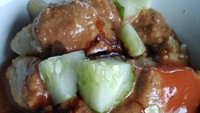 Dekat pasar swalayan Tip Top Sukmajaya ada tempat makan Batagor enak. Nama warungnya Batagor Kuah yang menawarkan seporsi dengan harga Rp 10.000-an. Dari namanya kamu bisa menikmati batagor dengan siraman kuah kaldu,  bisa juga memilih dengan saus kacang.  Foto: Instagram/Google Review