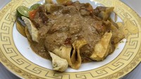 Warung Batagor Aco di kawasan Cimanggis, Depok juga bisa menjadi pilihan untuk menikmati batagor enak. Batagornya tampak garing dengan tekstur adonan yang agak kenyal. Harga seporsinya sekitar Rp 15.000-an. Foto: Instagram/Google Review