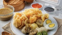 Batagor Amsterdam yang berlokasi di Jalan Pedurenan Masjid 3, Jakarta Selatan ini juga memiliki sajian batagor lezat. Kamu bisa memesannya via aplikasi ojek online dengan harga Rp 30.000-an.  Foto: Instagram/Google Review