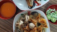 Batagor enak yang bumbunya sedap satu ini bisa ditemui di kawasan Gandaria, Jakarta Selatan. Namanya Batagor & Siomay Sinar Priangan. Batagor asli Bandung yang disajikan kering maupun berkuah kaldu hangat. Harganya sekitar Rp 20.000. Foto: Instagram/Google Review