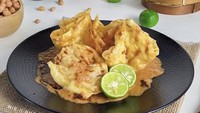 Warung Batagor Siomay Garut di Jalan Kramat Sentiong, Jakarta Pusat ini menawarkan batagor yang rasa gurih dari ikan asli. Tak heran kalau tempat ini selalu laris-manis. Harganya sekitar Rp 30.000 per porsi. Foto: Instagram/Google Review