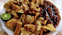 Pasar Puri Indah di Kembangan banyak menawarkan kuliner enak. Salah satunya batagor, warung bernama Siomay Batagor Paspur layak dikunjungi. Satu porsinya dibanderol harga Rp 15.000 - Rp 25.000-an, dijamin puas karena ikannya sangat terasa. Foto: Instagram/Google Review