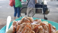 Kawasan Tebet dikenal memiliki ragam kuliner lezat. Salah satunya batagor gerobakan bernama Siomay Batagor Bang Kumis, rasanya tak kalah enak dari penjual lain. Satu porsinya sekitar Rp 10.000 - Rp 20.000. Foto: Instagram/Google Review