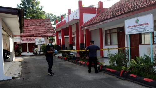 Polisi berjaga di Rumah Dinas Wali Kota Blitar setelah peristiwa perampokan di Jawa Timur, Senin (12/12/2022). Kapolres Blitar Kota AKBP Argo Wiyono dalam keterangannya mengatakan bahwa pelaku sempat menyekap Wali Kota Blitar Santoso beserta istri dan empat orang petugas Satpol PP yang berjaga, dan membawa sejumlah perhiasan serta uang senilai Rp400 juta.