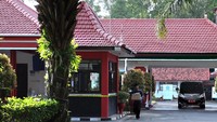 Mereka memasuki ke area rumad dinas dengan menggunakan mobil pelat merah.
