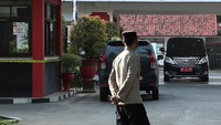 Polisi berjaga di Rumah Dinas Wali Kota Blitar setelah peristiwa perampokan. Dilaporkan ada sejumlah barang berharga yang digondol para perampok. Jumlah yang yang dibawa perampok itu mencapai Rp 400 juta.