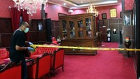 Polisi melakukan olah TKP setelah peristiwa perampokan di Rumah Dinas Wali Kota Blitar, Jawa Timur, Senin (12/12/2022).