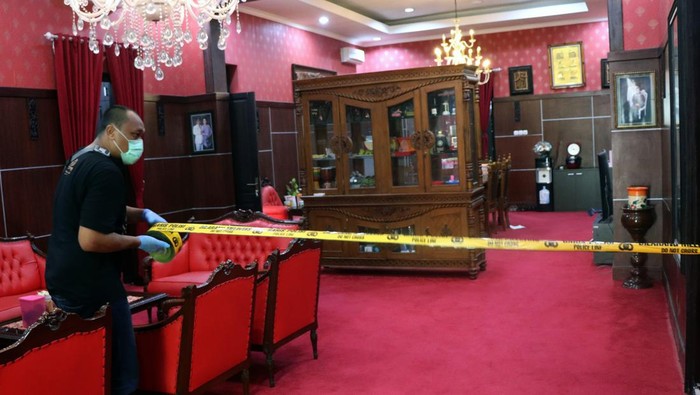 Begini Suasana Rumah Dinas Walkot Blitar Usai Disatroni Rampok Polisi berjaga di Rumah Dinas Wali Kota Blitar setelah peristiwa perampokan di Jawa Timur, Senin (12/12/2022). Kapolres Blitar Kota AKBP Argo Wiyono dalam keterangannya mengatakan bahwa pelaku sempat menyekap Wali Kota Blitar Santoso beserta istri dan empat orang petugas Satpol PP yang berjaga, dan membawa sejumlah perhiasan serta uang senilai Rp400 juta.