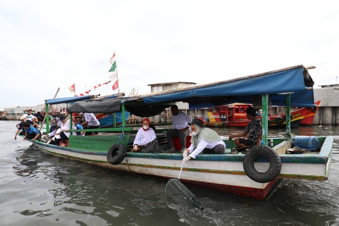Kemensos Libatkan Pemulung-Karang Taruna Bersih-bersih Sungai Cilincing