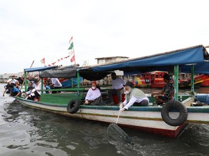 Kemensos Libatkan Pemulung-Karang Taruna Bersih-bersih Sungai Cilincing