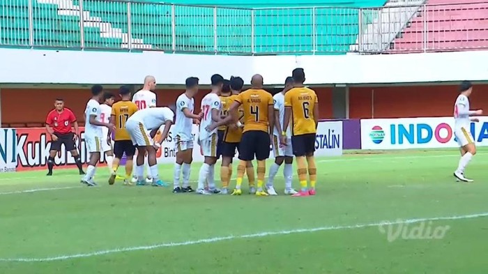 Bhayangkara FC melawan PSM Makassar pada laga pekan ke-14 Liga 1 2022/2023.
