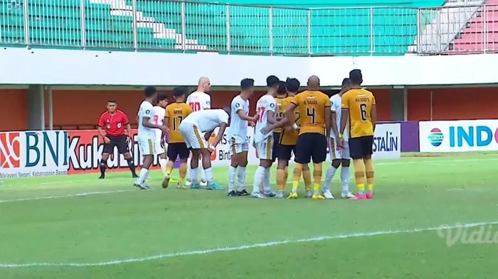 Jalannya pertandingan di babak kedua antara Bhayangkara FC Vs PSM Makassar