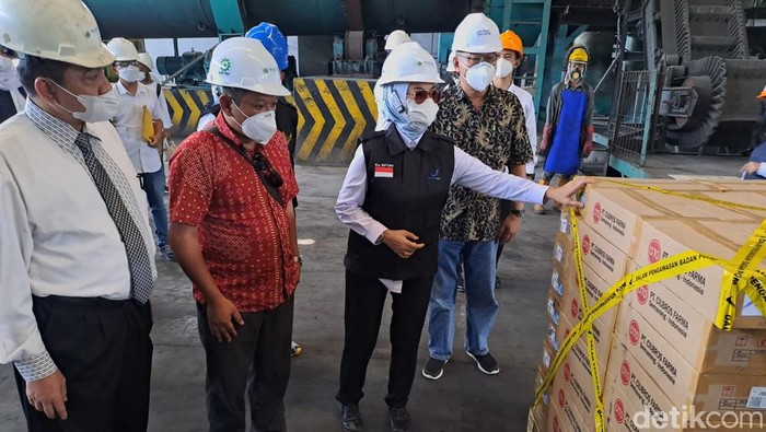 BPOM memusnahkan ratusan ribu botol obat sirup tercemar EG-DEG di Semarang, Senin (12/12/2022).