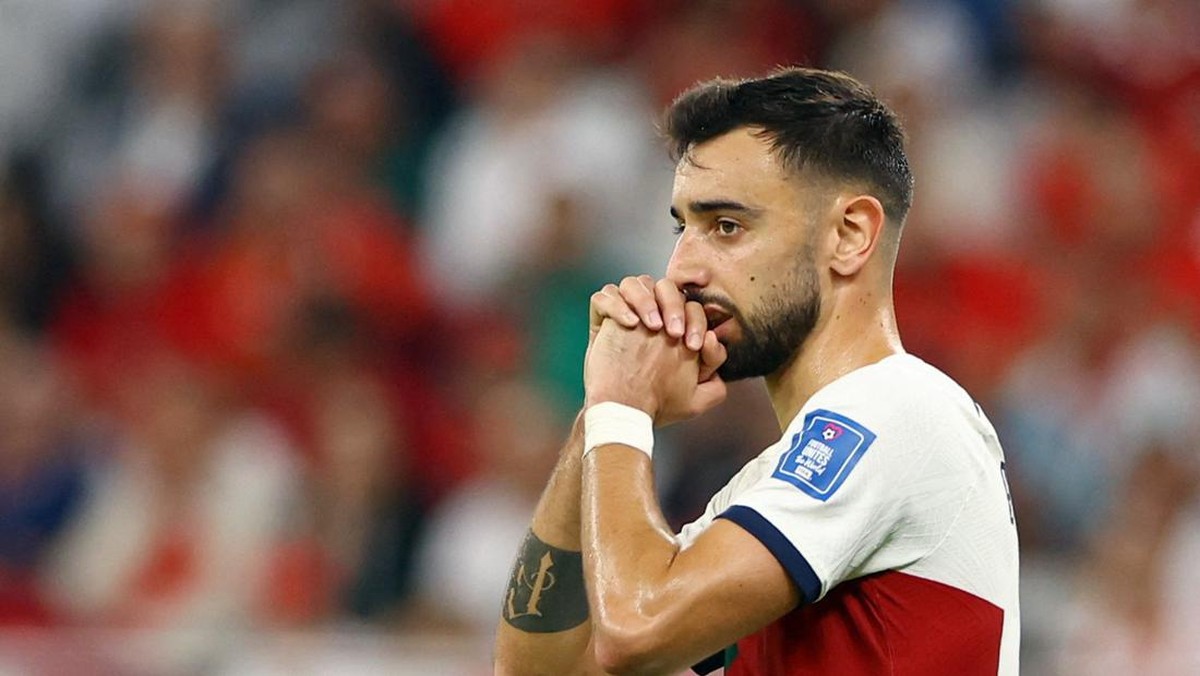 Bruno Fernandes remuk setelah Portugal disingkirkan Maroko di perempatfinal Piala Dunia 2022. (Foto: REUTERS/BERNADETT SZABO)