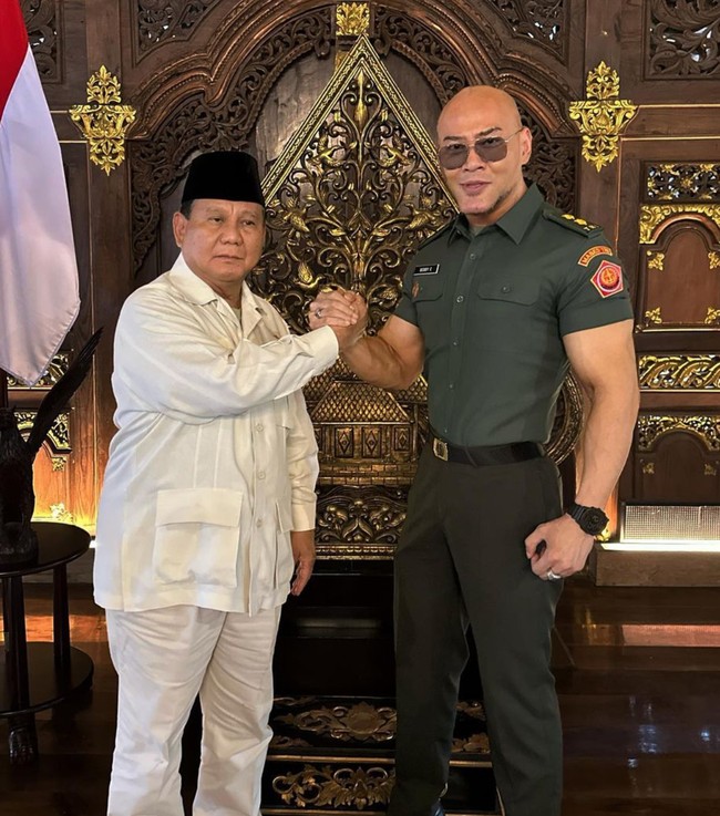 Mengenakan seragam TNI, tubuh kekar Deddy jelas terlihat. Melalui keterangan unggahannya Deddy juga mengatakan jika gelar barunya itu telah disahkan oleh Panglima TNI Andika Perkasa dan KASAD Dudung Abdurachman. Foto: Instagram/@mastercorbuzier