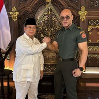 Mengenakan seragam TNI, tubuh kekar Deddy jelas terlihat. Melalui keterangan unggahannya Deddy juga mengatakan jika gelar barunya itu telah disahkan oleh Panglima TNI Andika Perkasa dan KASAD Dudung Abdurachman. Foto: Instagram/@mastercorbuzier