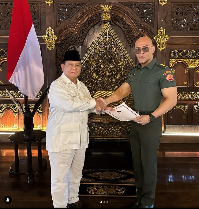 Baru-baru ini Deddy Corbuzier kembali menjadi sorotan usai mengaku mendapat pangkat baru sebagai Letnan Kolonel Tituler Angkatan Darat. Gelar tersebut diberikan langsung oleh Menhan Prabowo. Melalui akun Instagramnya Deddy tampak membagikan momen-momen saat serah terima gelar tersebut. Foto: Instagram/@mastercorbuzier