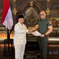 Baru-baru ini Deddy Corbuzier kembali menjadi sorotan usai mengaku mendapat pangkat baru sebagai Letnan Kolonel Tituler Angkatan Darat. Gelar tersebut diberikan langsung oleh Menhan Prabowo. Melalui akun Instagramnya Deddy tampak membagikan momen-momen saat serah terima gelar tersebut. Foto: Instagram/@mastercorbuzier