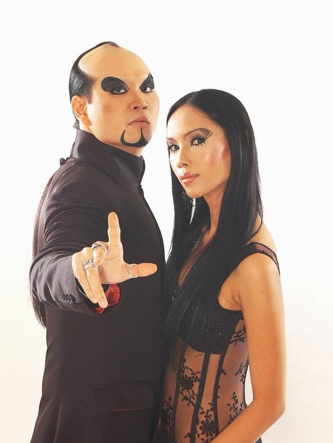 Berbeda dari saat ini yang lebih memilih berambut pendek, dulu Deddy memiliki rambut panjang yang selalu diikat ke belakang setiap tampil atau muncul menunjukkan bakat sulapnya di televisi. Karena kemampuannnya itu, Deddy memiliki gelar seorang mentalist dan bahkan dipercaya menjadi juri di ajang pencarian bakat sulap di salah satu televisi. Foto: Instagram/@mastercorbuzier