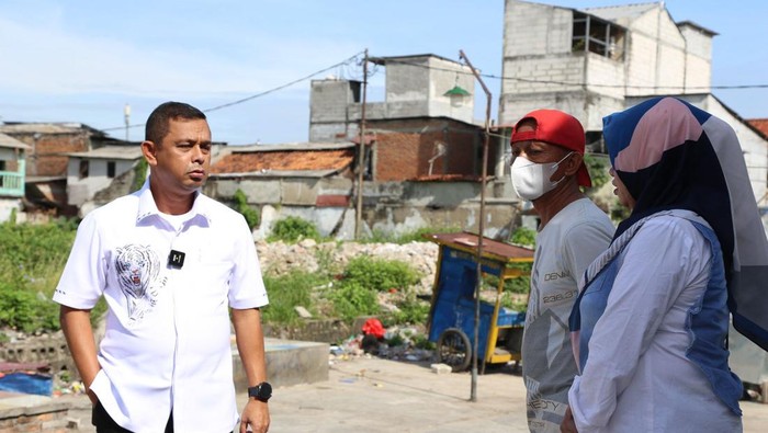 Dirnarkoba Polda Metro Jaya Kombes Mukti Juharsa turun ke lokasi rawan peredaran narkoba di Kampung Boncos