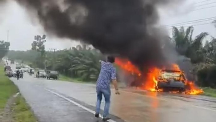 Dua mobil terbakar hebat usai bertabrakan di Jalinsum. (Foto: Istimewa)