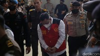 Saat tiba di PN Jaksel, Kuat Ma’ruf tampak tertunduk.