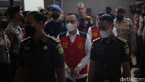 Ricky Rizal dan Kuat Ma’ruf tiba di Pengadilan Negeri Jakarta Selatan, Jakarta, Senin (12/12/2022).