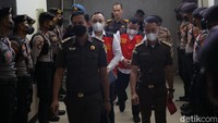 Sebelumnya, pengacara Putri Chandrawati meminta agenda sidang hari ini dilakukan secara tertutup namun hakim menolak sehingga tetap dilaksanakan secara terbuka.