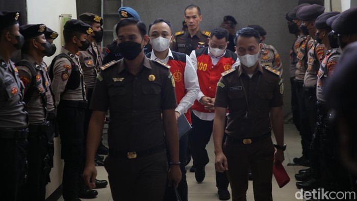 Ricky Rizal dan Kuat Ma’ruf tiba di Pengadilan Negeri Jakarta Selatan, Jakarta, Senin (12/12/2022).