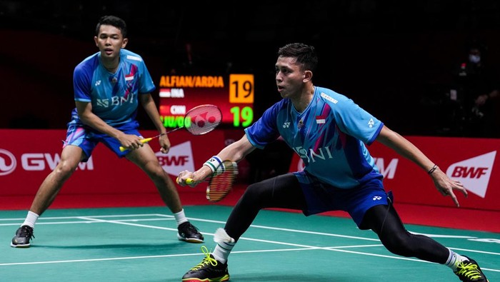 BANGKOK, THAILAND - DECEMBER 10: Fajar Alfian (L) and Muhammad Rian Ardianto of Indonesia compete in the Mens Doubles Semi Finals match against Liu Yuchen and Ou Xuanyi of China during day four of the HSBC BWF World Tour Finals 2022 at Nimibutr Arena on December 10, 2022 in Bangkok, Thailand. (Photo by Shi Tang/Getty Images)
