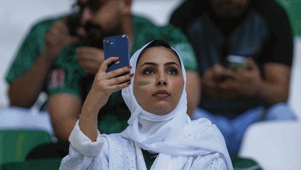 Momen-momen Asyik Fans Piala Dunia, Nonton Bola Sambil Main HP