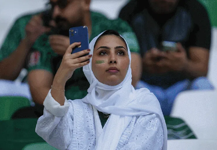 Momen-momen Asyik Fans Piala Dunia, Nonton Bola Sambil Main HP