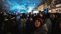 Orang-orang menonton pertunjukan cahaya selama edisi tahunan Festival Cahaya (Fete des Lumieres) di Lyon.  