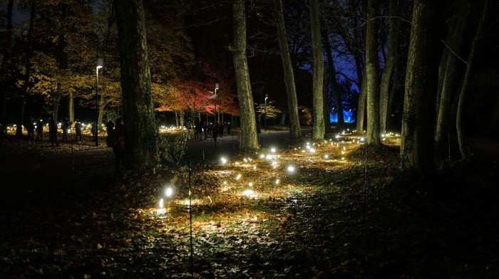 Festival Cahaya Menghiasi Kota Lyon Prancis People watch a light show during the annual edition of the Festival of Lights (Fete des Lumieres) in Lyon, central-eastern France, on December 8, 2022. - The Festival of Lights (Fete des Lumieres) marks each year since December 8, 1852, on the feast of Immaculate Conception a tribute to Mary, mother of Jesus, after the town was spared by the 1643 plague. (Photo by OLIVIER CHASSIGNOLE / AFP) (Photo by OLIVIER CHASSIGNOLE/AFP via Getty Images)