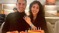 Perayaan ulang tahunnya juga tak dilakukan dengan meriah. Hanya ada sang istri dan kue yang disusun membentuk inisal namanya, ulang tahun Ronaldo dirayakan bersmaa keluarga kecil saja. Foto: Instagram/cristiano