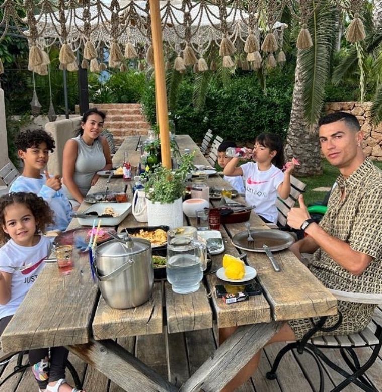 Ronaldo Kalah Piala Dunia, Ini Momen Hangat Saat Makan Bareng Keluarga