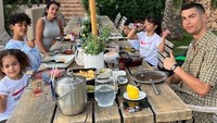 Diluar ketegangan lapangan sepak bola, Cristiano adalah sosok yang hangat dengan keluarganya. Ketika tak ada pertandingan, waktu luangnya sepenuhnya diberikan untuk keluarga. Foto: Instagram/cristiano