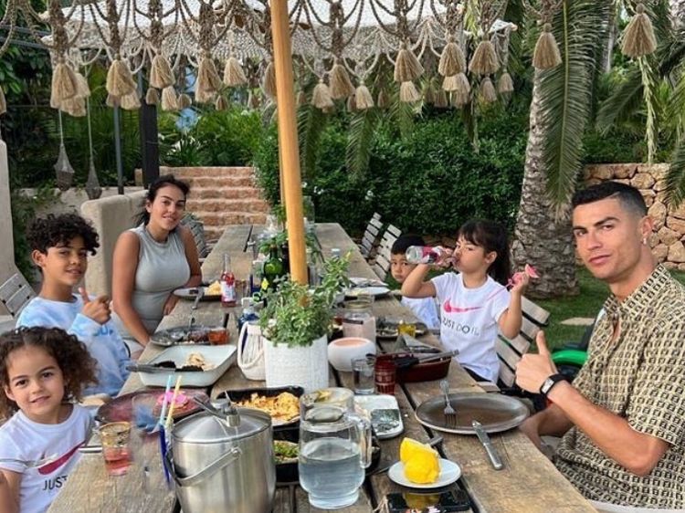 Ronaldo Kalah Piala Dunia, Ini Momen Hangat Saat Makan Bareng Keluarga