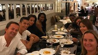 Kedekatan timnas Portugal ternyata tak hanya di lapangan. Para atlet sepak bolanya sering makan bersama hingga mengajak pasangan mereka masing-masing. Foto: Instagram/cristiano