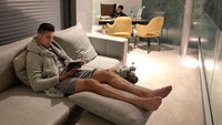 Usai pertandingan yang melelahkan, Ronaldo masih menyempatkan diri untuk membaca buku. Ditemani kopi yang hangat, ia merelaksasi dirinya sebelum tidur malam. Foto: Instagram/cristiano