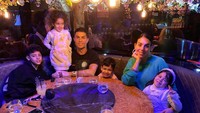 Makan malam menjadi agenda yang tak boleh terlewat saat dirinya libur. Restoran populer dengan desain penuh bunga-bunga menjadi pilihan untuk memboyong keluarganya makan bersama. Foto: Instagram/cristiano